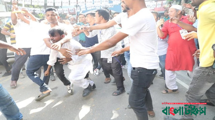 হিরো আলমকে রাস্তায় ফেলে পেটালো